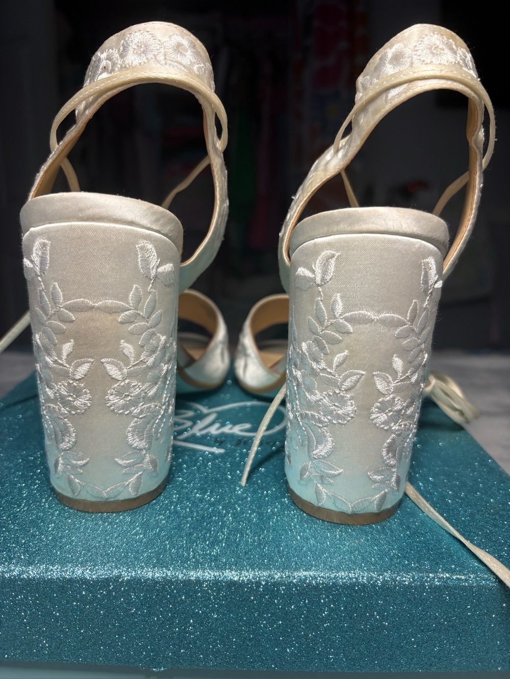 RARE 🤍🩵 Betsey Johnson Lace-Up White/IVORY Embroidered Block Heel-sz 10 - Picture 4 of 8